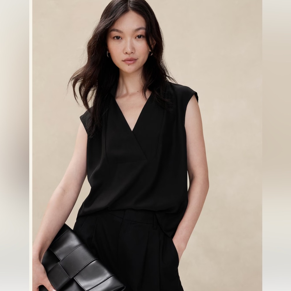 Collared bib top
